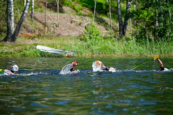 Swimrunners under en Swimruntävling Sjöloppet EKsjö sommaren 2021