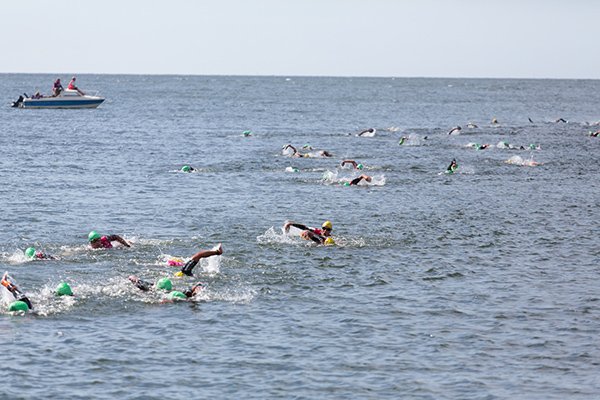Swimrun-deltagare som tävlar i Kalmar Swimrun