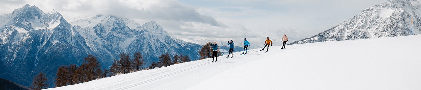 Längdskidåkare åker längdåkning i klassisk stil i vinterlandskap.