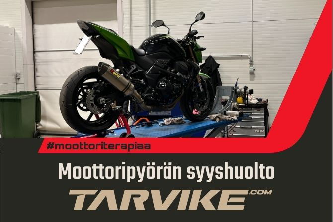moottoripyörän syyshuolto. moottoripyörä huoltohallissa nostimen päällä huolettavana