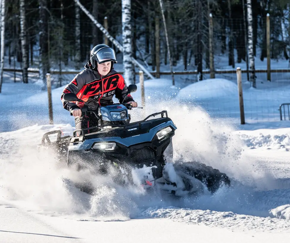 Mönkijästä saa ympärivuotisen telasarjoilla, jolloin menopeli sopii alustalle kuin alustalle oli lunta sitten sentti tai metri. Talviaikaan lumitöiden lisäksi mönkijästä on valtavasti hupia.