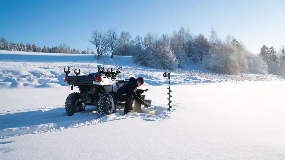 Ahkeran lumityöjuhdan ehtii vielä saada tämän talven avuksi, ja se näkyy jo tilauksissa. Esimerkiksi Sportsman X2 on kehitetty pohjoisiin olosuhteisiin, ja siitä löytyy vakiona muun muassa lohkolämmitin.